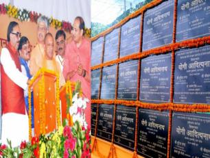 उत्तर प्रदेश के मुख्यमंत्री योगी आदित्यनाथ जी 24 अक्टूबर, 2017 को जनपद बिजनौर में विभिन्न विकास परियोजनाओं का लोकार्पण शिलान्यास करते हुए।