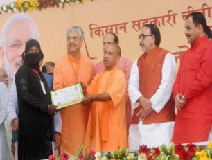 उत्तर प्रदेश के मुख्यमंत्री जी 24 अक्टूबर, 2017 को जनपद बिजनौर में एक महिला लाभार्थी को प्रधानमंत्री आवास योजना का स्वीकृति पत्र प्रदान करते हुए। 