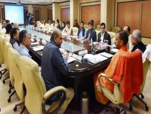 मुख्यमंत्री योगी आदित्यनाथ जी 09 नवम्बर, 2017 को लखनऊ में नीति आयोग के उपाध्यक्ष श्री राजीव कुमार के साथ आयोजित एक बैठक में। 