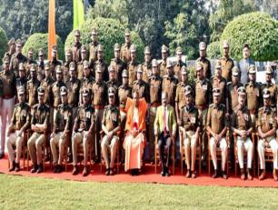 मुख्यमंत्री योगी आदित्यनाथ जी 17 दिसम्बर, 2017 को 35वीं वाहिनी पी0ए0सी0, लखनऊ में ‘पी0ए0सी0 दिवस समारोह2017’ के दौरान वरिष्ठ अधिकारियों के साथ। 