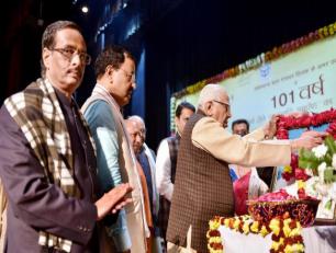 उत्तर प्रदेश के राज्यपाल श्री राम नाईक जी 30 दिसम्बर, 2017 को लोक भवन, लखनऊ में लोकमान्य बाल गंगाधर तिलक के अमर उद्घोष के 101 वर्ष पूर्ण होने पर आयोजित ‘स्मृति समारोह’ के अवसर पर उनके चित्र पर पुष्पांजलि अर्पित करते हुए।