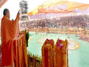 उत्तर प्रदेश के मुख्यमंत्री योगी आदित्यनाथ जी 4 जनवरी, 2018 को जनपद आजमगढ़ में किसान सहकारी चीनी मिल्स लि0 सठियांव की नवनिर्मित आसवनी इकाई के लोकार्पण कार्यक्रम को सम्बोधित करते हुए।