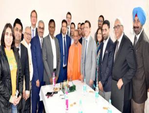 उत्तर प्रदेश के मुख्यमंत्री योगी आदित्यनाथ जी 4 जनवरी, 2018 को सर्किट हाउस, वाराणसी में कनाडा से आए प्रतिनिधिमण्डल के साथ।