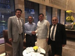 औद्योगिक विकास मंत्री श्री सतीश महाना के साथ श्रेय इन्फ्रास्ट्रक्चर फाइनेन्स के सी.ई.ओ. श्री हेमन्त कनौरिया व प्रमुख सचिव श्री अनूप चन्द्र पाण्डेय व प्रमुख सचिव खादी श्री नवनीत सहगल।