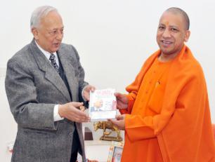 उत्तर प्रदेश के मुख्यमंत्री योगी आदित्यनाथ जी को 22 जनवरी, 2018 को उनके सरकारी आवास पर सेवानिवृत्त आई0ए0एस0 अधिकारी एवं प्रदेश के पूर्व मुख्य सचिव श्री योगेन्द्र नारायण अपनी पुस्तक भेंट करते हुए।