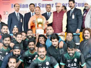 उत्तर प्रदेश के मुख्यमंत्री योगी आदित्यनाथ जी 28 जनवरी, 2018 को लखनऊ में सुपर स्पोट्र्स सोसाइटी द्वारा आयोजित इण्डियन आॅयल सुपर स्पोट्र्स कप, 2018 फुटबाॅल टूर्नामेन्ट की विजेता टीम के साथ। साथ में हैं, विधान सभा अध्यक्ष श्री हृदय नारायण दीक्षित।