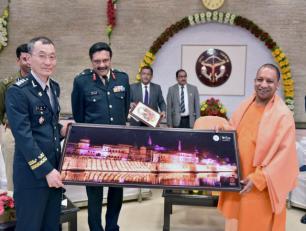 उत्तर प्रदेश के मुख्यमंत्री योगी आदित्यनाथ जी 28 जनवरी, 2018 को अपने सरकारी आवास पर नेशनल डिफेन्स काॅलेज के प्रतिनिधिमण्डल को स्मृति चिन्ह् भेंट करते हुए।