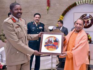 उत्तर प्रदेश के मुख्यमंत्री योगी आदित्यनाथ जी 28 जनवरी, 2018 को अपने सरकारी आवास पर नेशनल डिफेन्स काॅलेज के प्रतिनिधिमण्डल को स्मृति चिन्ह् भेंट करते हुए।