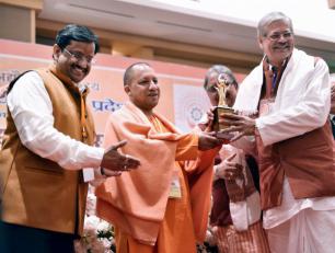 उत्तर प्रदेश के मुख्यमंत्री योगी आदित्यनाथ जी 28 जनवरी, 2018 को लखनऊ में सूक्ष्म एवं लघु उद्यमी महासम्मेलन में एक उद्यमी को सम्मानित करते हुए।