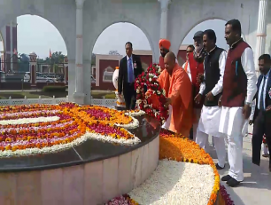 उत्तर प्रदेश के मुख्यमंत्री योगी आदित्यनाथ जी 3 फरवरी, 2018 को जनपद रामपुर में गांधी स्टेडियम मैदान में राष्ट्रपिता महात्मा गांधी की समाधि पर पुष्पाजंलि अर्पित कर उन्हें श्रद्धांजलि देते हुए।