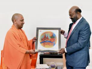 उत्तर प्रदेश के मुख्यमंत्री योगी आदित्यनाथ जी 15 फरवरी, 2018 को अपने सरकारी आवास पर एच0सी0एल0 कम्पनी के संस्थापक तथा शिव नाडर फाउण्डेशन के अध्यक्ष श्री शिव नाडर को प्रयाग कुम्भ-2019 का ‘लोगो’ भेंट करते हुए।