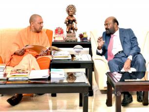 उत्तर प्रदेश के मुख्यमंत्री योगी आदित्यनाथ जी से 15 फरवरी, 2018 को उनके सरकारी आवास पर एच0सी0एल0 कम्पनी के संस्थापक तथा शिव नाडर फाउण्डेशन के अध्यक्ष श्री शिव नाडर भेंट करते हुए। 