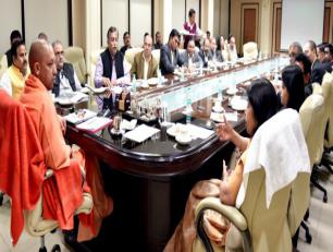 उत्तर प्रदेश के मुख्यमंत्री योगी आदित्यनाथ जी 15 फरवरी, 2018 को शास्त्री भवन, लखनऊ में केन्द्रीय पर्यटन सचिव के साथ बैठक करते हुए।