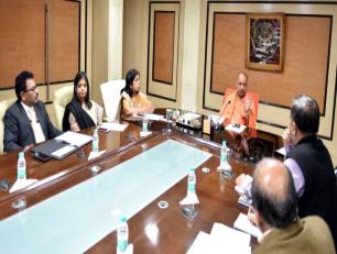 उत्तर प्रदेश के मुख्यमंत्री योगी आदित्यनाथ जी 15 फरवरी, 2018 को शास्त्री भवन, लखनऊ में केन्द्रीय पर्यटन सचिव के साथ बैठक करते हुए।