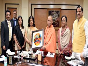 उत्तर प्रदेश के मुख्यमंत्री योगी आदित्यनाथ जी 15 फरवरी, 2018 को शास्त्री भवन, लखनऊ में केन्द्रीय पर्यटन सचिव के साथ बैठक के दौरान कुम्भ का प्रतीक चिन्ह भेंट करते हुए।