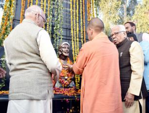 उत्तर प्रदेश के राज्यपाल श्री राम नाईक जी एवं मुख्यमंत्री योगी आदित्यनाथ जी 19 फरवरी, 2018 को लखनऊ विश्वविद्यालय में वीर छत्रपति शिवाजी की जयन्ती पर उनकी प्रतिमा पर पुष्पांजलि अर्पित करते हुए।