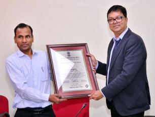 पूर्व मुख्य निर्वाचन अधिकारी को बेस्ट उ0प्र0 वि0सभा सामान्य निर्वाचन-2017 सफलतापुर्वक सम्पन्न कराने के लिए भारत निर्वाचन आयोग द्वारा सम्मानित किया गया।