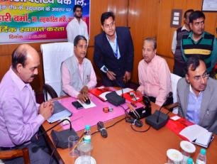 सहकारिता मंत्री, श्री मुकुट बिहारी वर्मा मो0 ऐप ‘‘एम-पासबुक’’ का शुभारम्भ करते हुए।