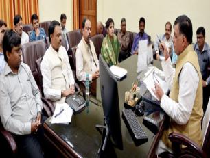 श्री महाना आज यहां विधान भवन स्थित अपने कार्यालय कक्ष में इन्वेस्टर्स समिट में आये प्रस्तावों की समीक्षा करते हुए