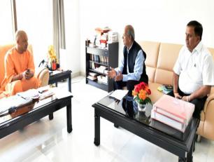 मुख्यमंत्री योगी आदित्यनाथ जी से दिनांक 17 मार्च, 2018 को उनके सरकारी आवास पर लखनऊ मेट्रो रेल काॅर्पोरेशन के मुख्य सलाहकार श्री ई0 श्रीधरन ने भेंट की। साथ में हैं, प्रबन्ध निदेशक श्री कुमार केशव।