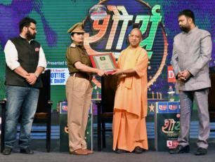 उत्तर प्रदेश के मुख्यमंत्री योगी आदित्यनाथ जी 17 मार्च, 2018 को लखनऊ में प्रदेश पुलिस की एक अधिकारी को ‘शौर्य सम्मान’ से सम्मानित करते हुए।