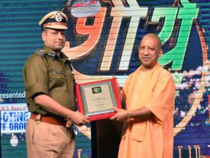 उत्तर प्रदेश के मुख्यमंत्री योगी आदित्यनाथ जी 17 मार्च, 2018 को लखनऊ में वरिष्ठ पुलिस अधीक्षक, लखनऊ को ‘शौर्य सम्मान’ से सम्मानित करते हुए।