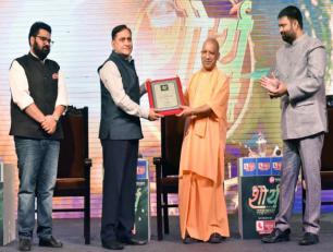 उत्तर प्रदेश के मुख्यमंत्री योगी आदित्यनाथ जी 17 मार्च, 2018 को लखनऊ में पुलिस महानिदेशक श्री ओ0पी0 सिंह को ‘शौर्य सम्मान’ से अलंकृत करते हुए। 