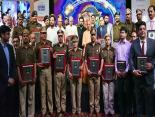 उत्तर प्रदेश के मुख्यमंत्री योगी आदित्यनाथ जी 17 मार्च, 2018 को लखनऊ में प्रदेश पुलिस के ‘शौर्य सम्मान’ से सम्मानित अधिकारियों/कर्मचारियों के साथ। 