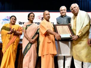 मुख्यमंत्री योगी आदित्यनाथ जी 29 मार्च, 2018 को लखनऊ में पं0 धर्मदास मिश्र को बेगम अख़्तर पुरस्कार से सम्मानित करते हुए।