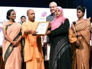 मुख्यमंत्री योगी आदित्यनाथ जी 29 मार्च, 2018 को लखनऊ में एक महिला को रानी लक्ष्मी बाई वीरता पुरस्कार से सम्मानित करते हुए।