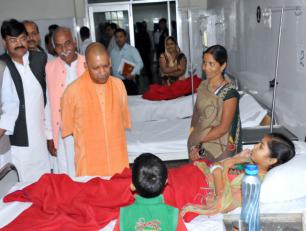 उत्तर प्रदेश के मुख्यमंत्री योगी आदित्यनाथ जी 13 अप्रैल, 2018 को उरई, जनपद जालौन में राजकीय अस्पताल में एक मरीज से कुशलक्षेम पूछते हुए।