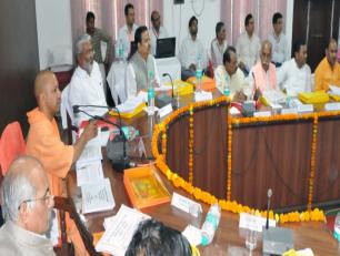 उत्तर प्रदेश के मुख्यमंत्री योगी आदित्यनाथ जी 13 अप्रैल, 2018 को जनपद जालौन तथा हमीरपुर की कानून-व्यवस्था एवं विकास कार्याें की समीक्षा करते हुए। 