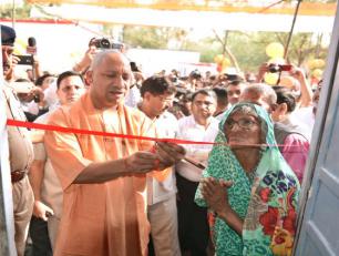 उत्तर प्रदेश के मुख्यमंत्री योगी आदित्यनाथ जी 13 अप्रैल, 2018 को चित्रकूट में आयोजित कार्यक्रम के अवसर पर।