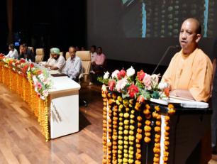 मुख्यमंत्री जी 14 अप्रैल, 2018 को बाबासाहेब भीमराव अम्बेडकर विश्वविद्यालय, लखनऊ में आयोजित राष्ट्रीय संगोष्ठी में अपने विचार व्यक्त करते हुए।