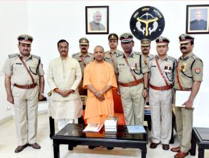 मुख्यमंत्री जी 14 अप्रैल, 2018 को अपने सरकारी आवास पर अग्नि सेवा शहीद स्मृति दिवस के अवसर पर अग्निशमन सेवा के अधिकारियों के साथ। 