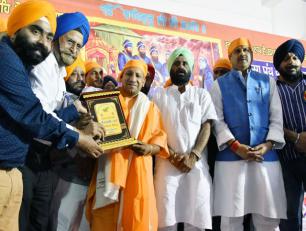 14 अप्रैल, 2018 को बैसाखी पर्व के अवसर पर लखनऊ के नाका हिन्डोला गुरुद्वारे पहंुचने पर उत्तर प्रदेश के मुख्यमंत्री योगी आदित्यनाथ जी को गुरुद्वारे के पदाधिकारीगण सम्मान चिन्ह भेंट करते हुए।