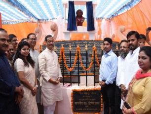 उप मुख्यमंत्री डा॰ दिनेश शर्मा जानकीपुरम विस्तार क्षेत्र में ‘‘नीता बहादुर चैक‘‘ का उद्घाटन करते हुए।