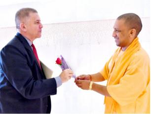 उत्तर प्रदेश के मुख्यमंत्री योगी आदित्यनाथ जी से 17 अप्रैल, 2018 को उनके सरकारी आवास पर इजराइल के राजदूत श्री डेनियल कार्मन ने भेंट की।  