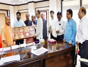 उत्तर प्रदेश के मुख्यमंत्री योगी आदित्यनाथ जी से 17 अप्रैल, 2018 को उनके सरकारी आवास पर जैन समुदाय के एक प्रतिनिधिमण्डल ने भेंट की।