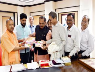 उत्तर प्रदेश के मुख्यमंत्री योगी आदित्यनाथ जी से 17 अप्रैल, 2018 को उनके सरकारी आवास पर जैन समुदाय के एक प्रतिनिधिमण्डल ने भेंट की।