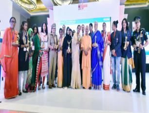 उत्तर प्रदेश के मुख्यमंत्री योगी आदित्यनाथ जी 29 अप्रैल, 2018 को लखनऊ में एच0टी0 वुमेन अवार्ड-2018 में सम्मानित लोगों के साथ। 