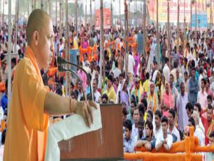 उत्तर प्रदेश के मुख्यमंत्री योगी आदित्यनाथ जी 29 अप्रैल, 2018 को जनपद गोरखपुर में श्रम विभाग द्वारा आयोजित सामूहिक विवाह समारोह को सम्बोधित करते हुए।