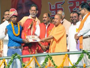 उत्तर प्रदेश के मुख्यमंत्री योगी आदित्यनाथ जी 29 अप्रैल, 2018 को जनपद गोरखपुर में आयोजित सामूहिक विवाह समारोह के दौरान एक नवदम्पत्ति को विवाह पंजीकरण प्रमाण-पत्र प्रदान करते हुए।