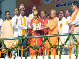 उत्तर प्रदेश के मुख्यमंत्री योगी आदित्यनाथ जी 29 अप्रैल, 2018 को जनपद गोरखपुर में आयोजित सामूहिक विवाह समारोह के दौरान एक नवदम्पत्ति को विवाह पंजीकरण प्रमाण-पत्र प्रदान करते हुए।