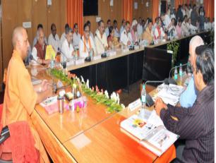 उत्तर प्रदेश के मुख्यमंत्री योगी आदित्यनाथ जी 29 अप्रैल, 2018 को जनपद गोरखपुर में कानून-व्यवस्था एवं विकास कार्यों की समीक्षा करते हुए।