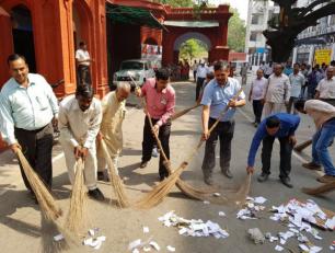 झाडू लगा पी0 डब्लू0 डी0 कर्मियों ने दिया स्वच्छता का संदेश