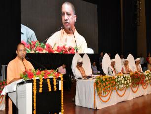 उत्तर प्रदेश के मुख्यमंत्री योगी आदित्यनाथ जी 19 मई, 2018 को लखनऊ में डॉ० शकुन्तला मिश्रा राष्ट्रीय पुनर्वास विश्वविद्यालय के चतुर्थ दीक्षान्त समारोह को सम्बोधित करते हुए।