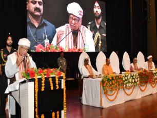 उत्तर प्रदेश के राज्यपाल श्री राम नाईक जी 19 मई, 2018 को लखनऊ में डॉ० शकुन्तला मिश्रा राष्ट्रीय पुनर्वास विश्वविद्यालय के चतुर्थ दीक्षान्त समारोह को सम्बोधित करते हुए।