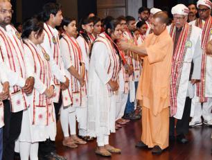 उत्तर प्रदेश के मुख्यमंत्री योगी आदित्यनाथ जी 19 मई, 2018 को लखनऊ में डॉ० शकुन्तला मिश्रा राष्ट्रीय पुनर्वास विश्वविद्यालय के चतुर्थ दीक्षान्त समारोह में एक छात्रा को पदक प्रदान करते हुए।