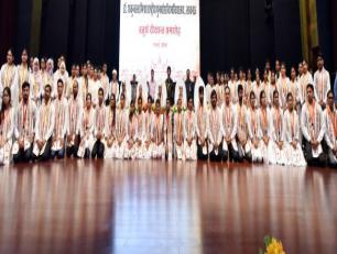 उत्तर प्रदेश के राज्यपाल जी एवं मुख्यमंत्री जी 19 मई, 2018 को लखनऊ में डॉ० शकुन्तला मिश्रा राष्ट्रीय पुनर्वास विश्वविद्यालय के चतुर्थ दीक्षान्त समारोह के अवसर पर पदक प्राप्त करने वाले विद्यार्थियों के साथ।